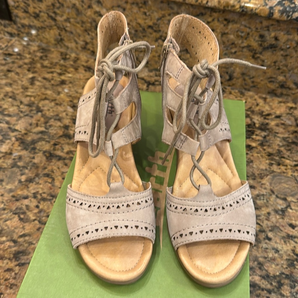Earth “Daffodil” wedge coco soft buck